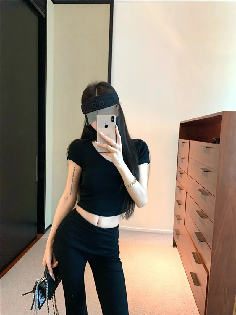 20代後半の女性が今夏選ぶべき「通勤風」Tシャツとパンツのセットアップは？