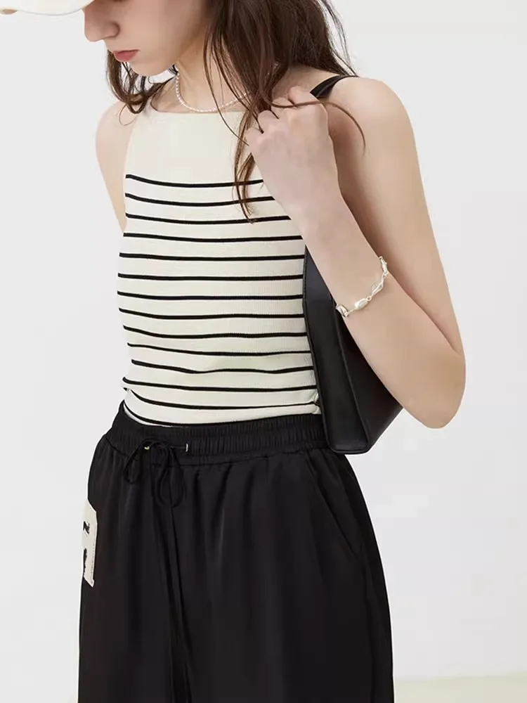 大人可愛い服 50代コーデ | フランス風ストライプキャミソールで自然な美しさを実現