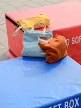 シンプルなデザインの布製手提げバッグ【デイリーユース・通勤対応】