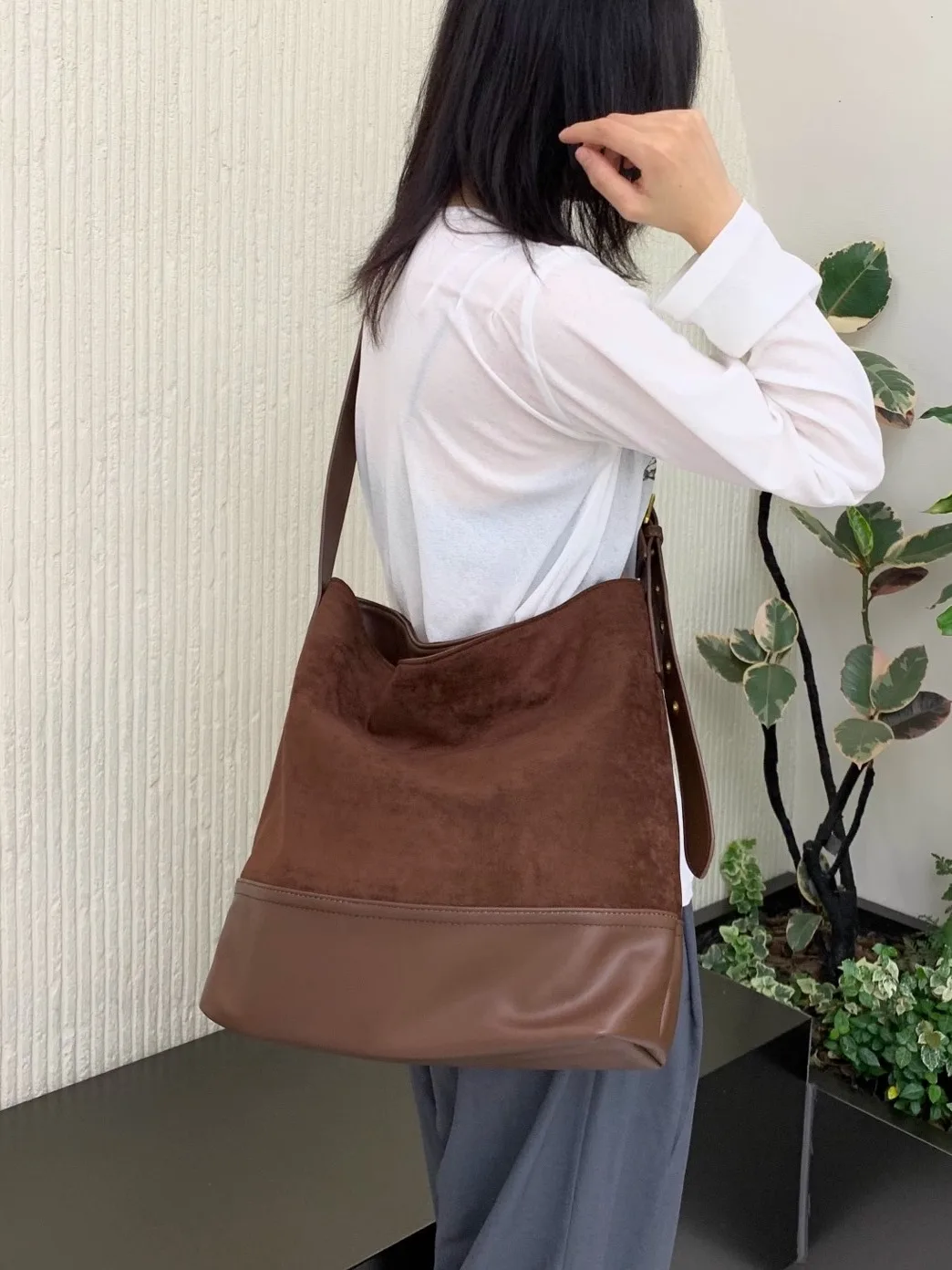 レトロスエード調のバケットバッグ：大容量で通勤に最適な斜め掛けバッグ
