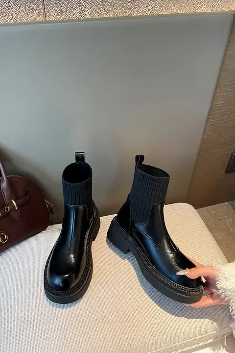 エレガントなデザインの厚底ショートブーツ【ニット口・レザー・イギリス風】