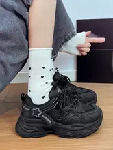 厚底デザインのスポーツシューズ【軽量・黒・メッシュ・女性用】