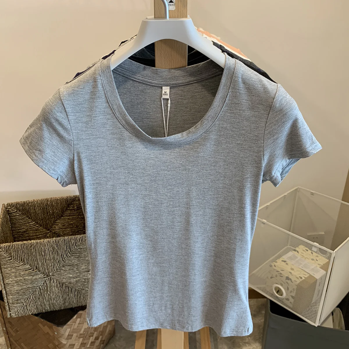 ショートスリーブTシャツを選ぶときに迷うのは、本当に「通気性」か「着心地」なのか？