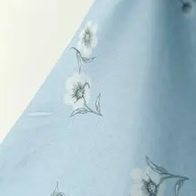 デザイン立体花柄のサックスブルー生地【シャツ・ドレス用・手作り素材】