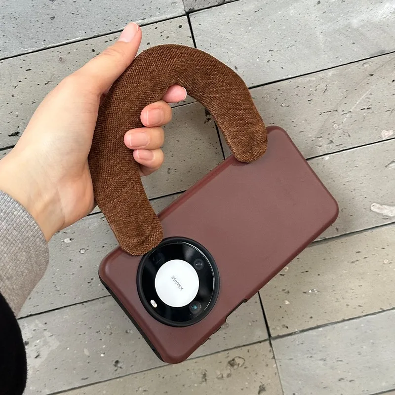 スマホホルダー100均は本当に必要？赤いスマホケースにスタンドが付いたアイテムが今、注目されている理由