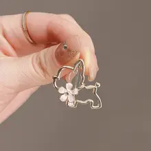金属製カットアウトデザインの小犬ブローチ【可愛い花モチーフ・ウエア用・ファッションアクセサリー】