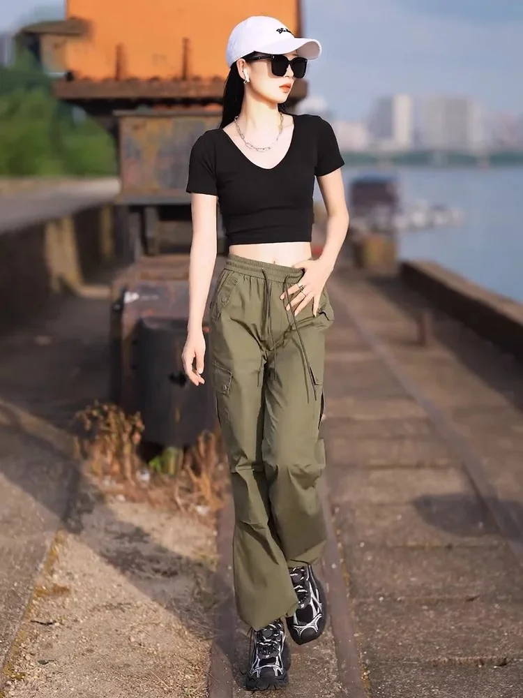 ママコーデの基本スタイルとは？カーキカーゴパンツで実現する自然なカジュアル