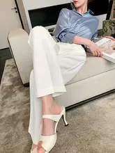 女性用の白いワイドレッグパンツ、ハイウエストでドレープのあるフロアレングスパンツ