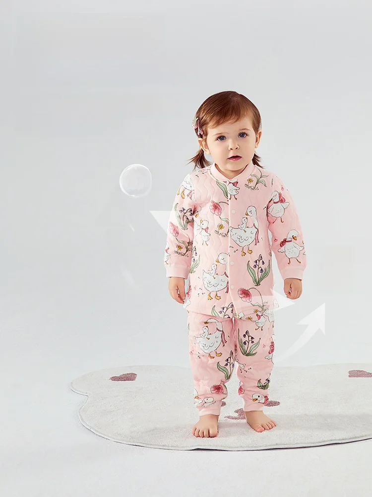1歳の赤ちゃんにぴったりな秋冬用綿100%分体長袖シャツとパンツセット