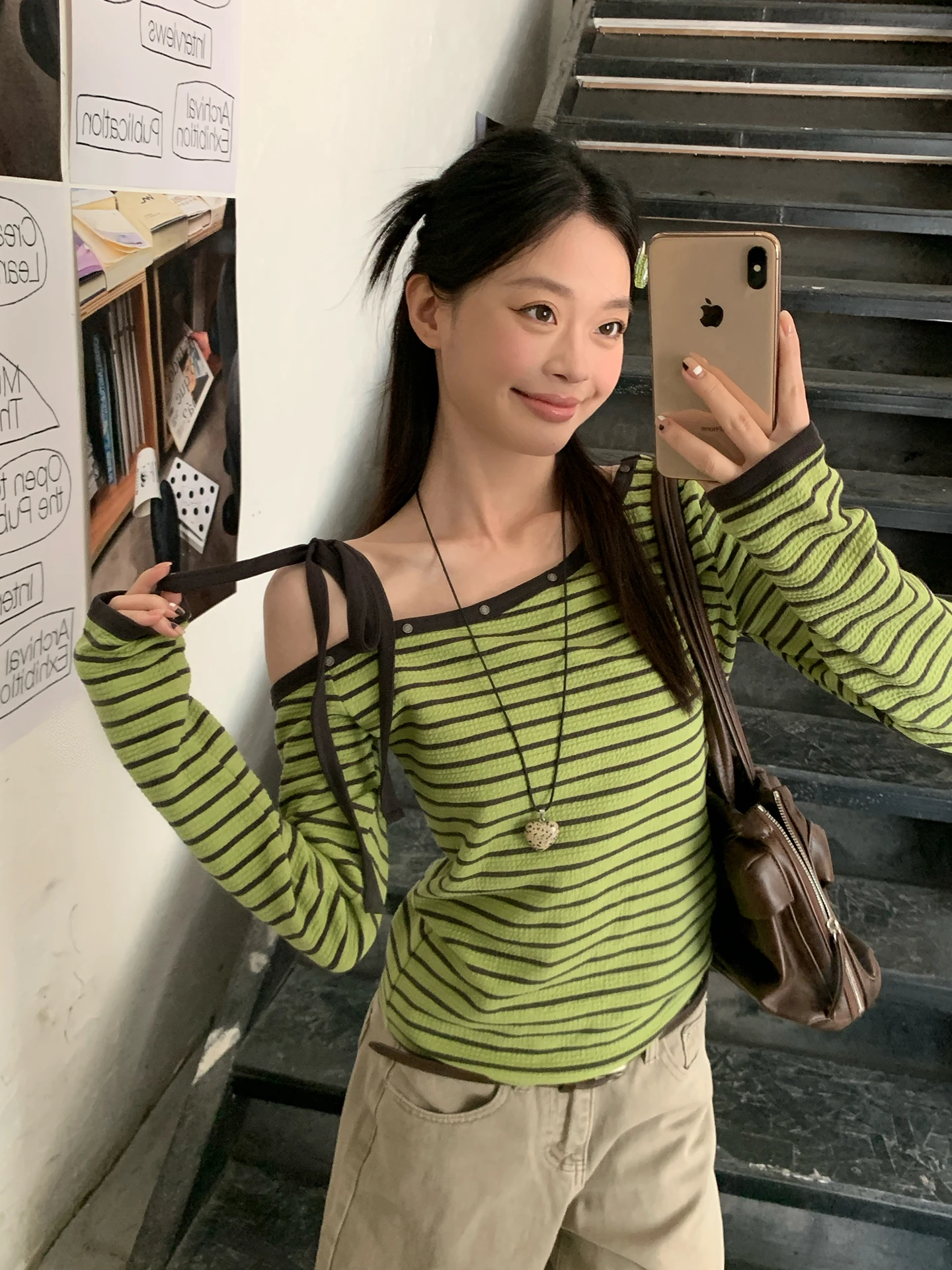 アボカドグリーンストライプワンショルダー長袖Tシャツ【女性用・スリムフィット・春用・リベット付き】