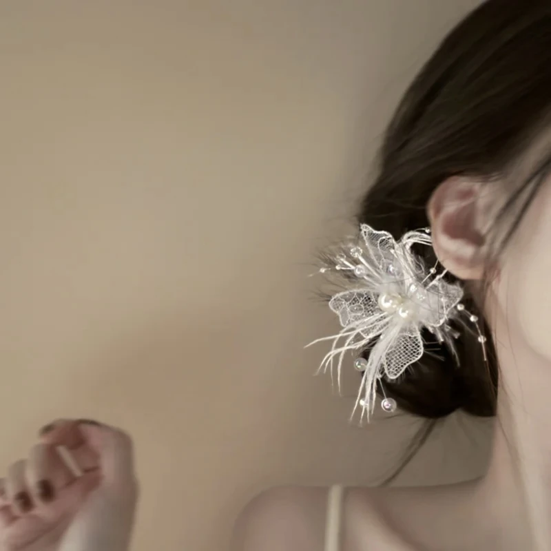 外ハネポニーテールの定番スタイル：レースと羽根の蝶型ヘアクリップで演出