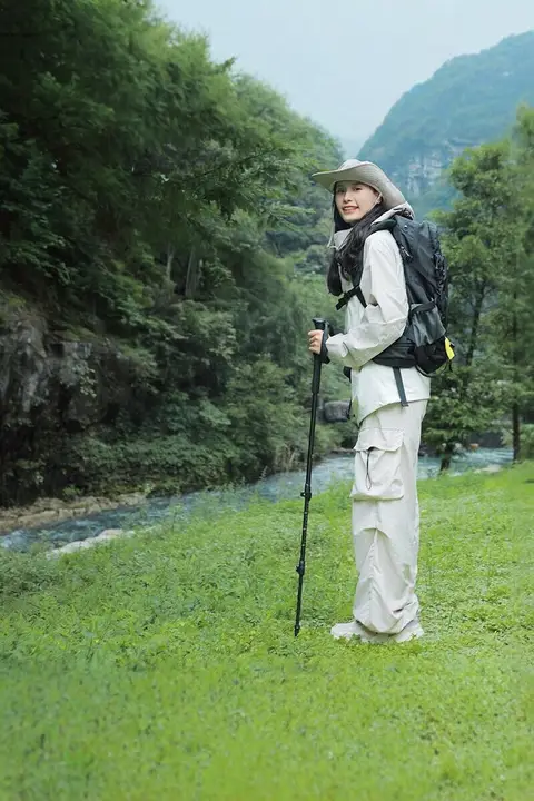 ラクダ カーボンファイバー 折りたたみ登山杖【軽量・伸縮式・アウトドア用】