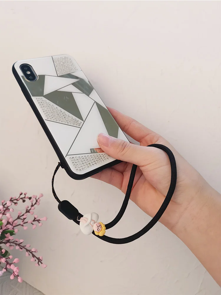 スマホ ストラップ どうやってつけますか？調節可能なハンドストラップが通勤・カフェで本当に役立つ理由