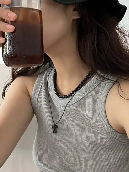 高級感ある黒曜石立体きのこネックレス【可愛い黒紐・鎖骨ライン】