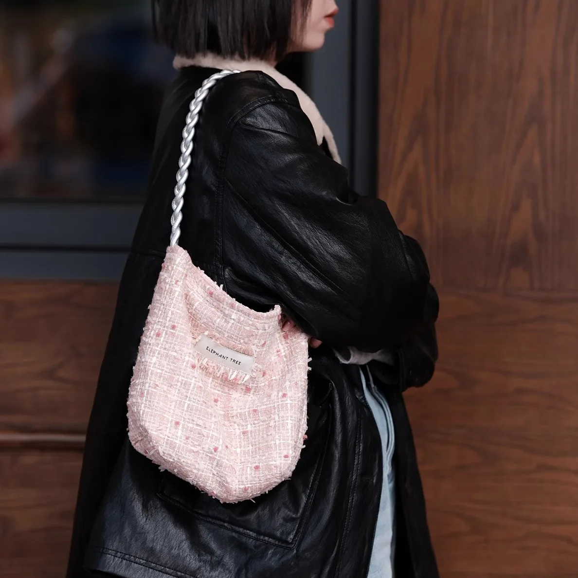 可愛いピンクのキャンバスバケットバッグ：秋冬シーズンに最適な大容量ファッションバッグの実用性解析