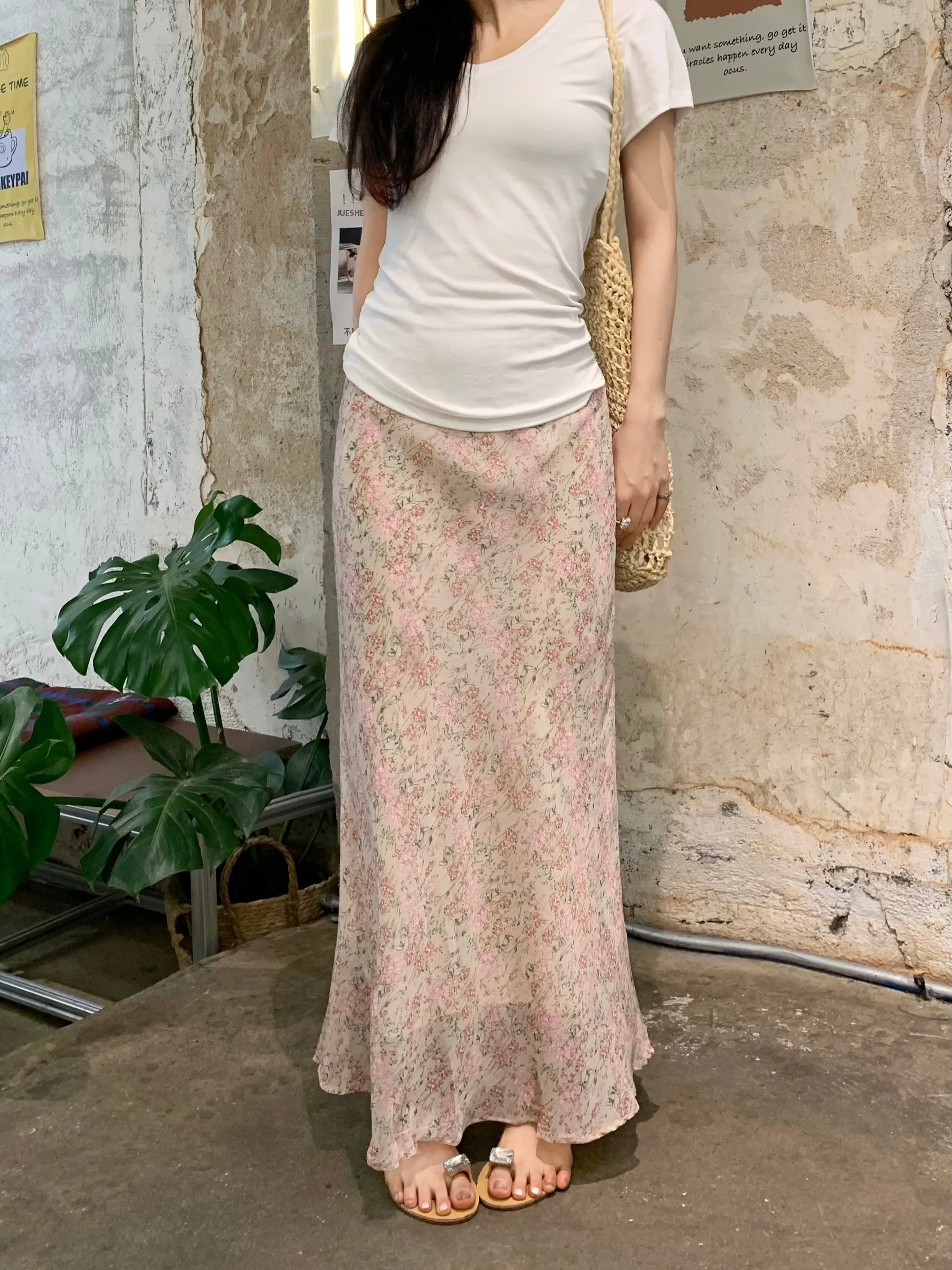 花柄ロングスカートをどう選ぶ？レトロな黒い花柄スカートが通勤とレジャーで活躍する理由