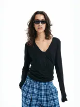 Vネック堆積感デザインの二重層天絲長袖Tシャツ