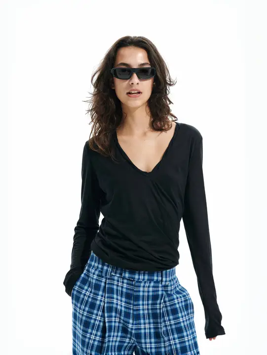 Vネック堆積感デザインの二重層天絲長袖Tシャツ