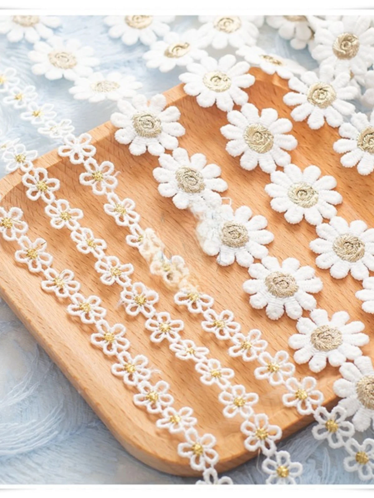 水溶刺繍レースエッジ：ゴールドとホワイトの小花柄で作る高品質ポリエステル製レース