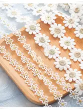 高品質ポリエステル製 ゴールドとホワイトの小花柄 水溶刺繍レースエッジ【DIY衣料素材・カット可能】