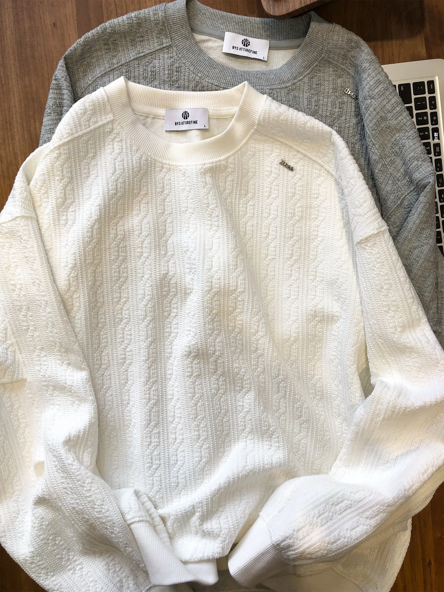 象牙色ニット素材のクルーネックスウェットシャツ：tシャツとスウェットの着心地差を実証する