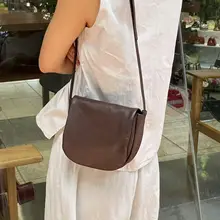 シンプルなデザインの羊皮ショルダーバッグ【上質な馬鞍型・ミニサイズ・男女兼用】
