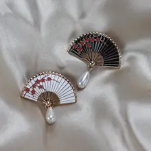 古典的な中国風扇子デザインのエナメルブローチ【淡水パール・流れる房付き・ハイフンスタイル・胸花用】