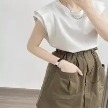 白色のショートスリーブTシャツ 女性 夏季 フィッティングスタイル ゆったり 多用途 ノースリーブ キャミソール 小さなフリル