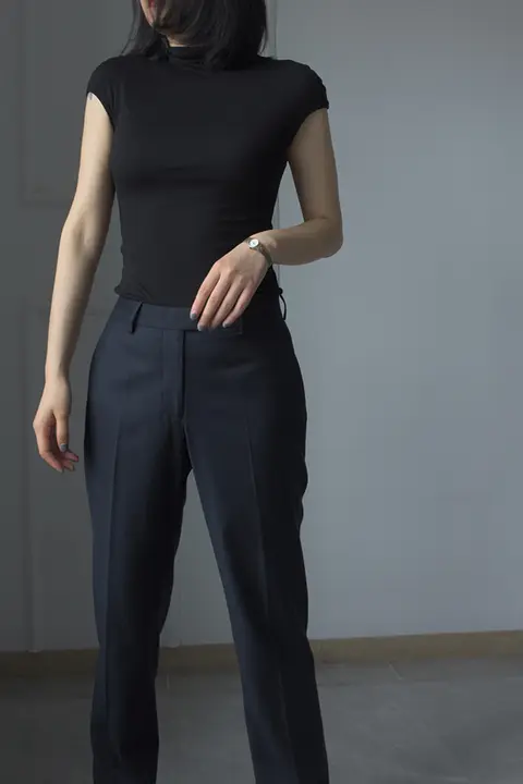 女性用通勤スーツパンツ【高級感・細身シルエット・ウール製・濃紺色】