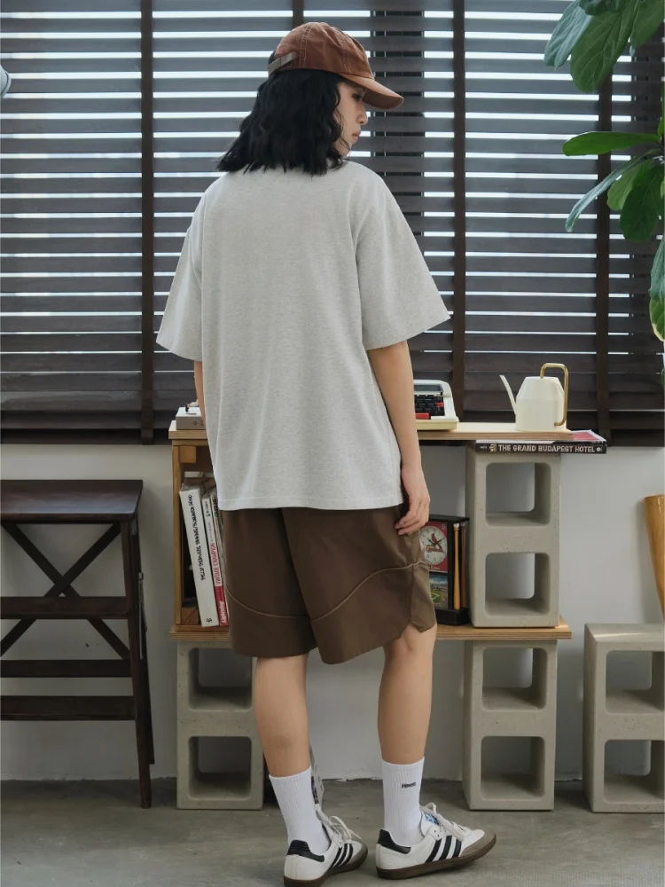 ヴィンテージ風バックプリントデザインのショートスリーブTシャツ：ストリートアートのインスピレーションを日常に