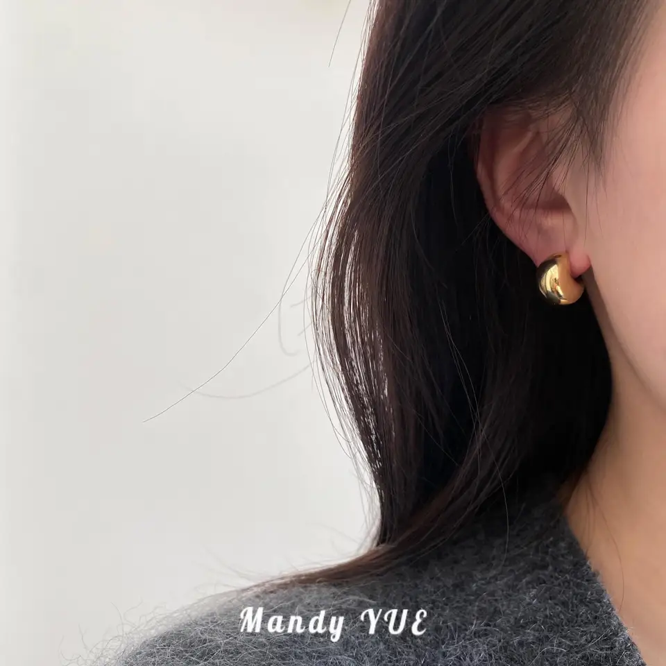 ゴールド水滴デザインのイヤリング【S925純銀製・ハーフムーン・軽やかさ】