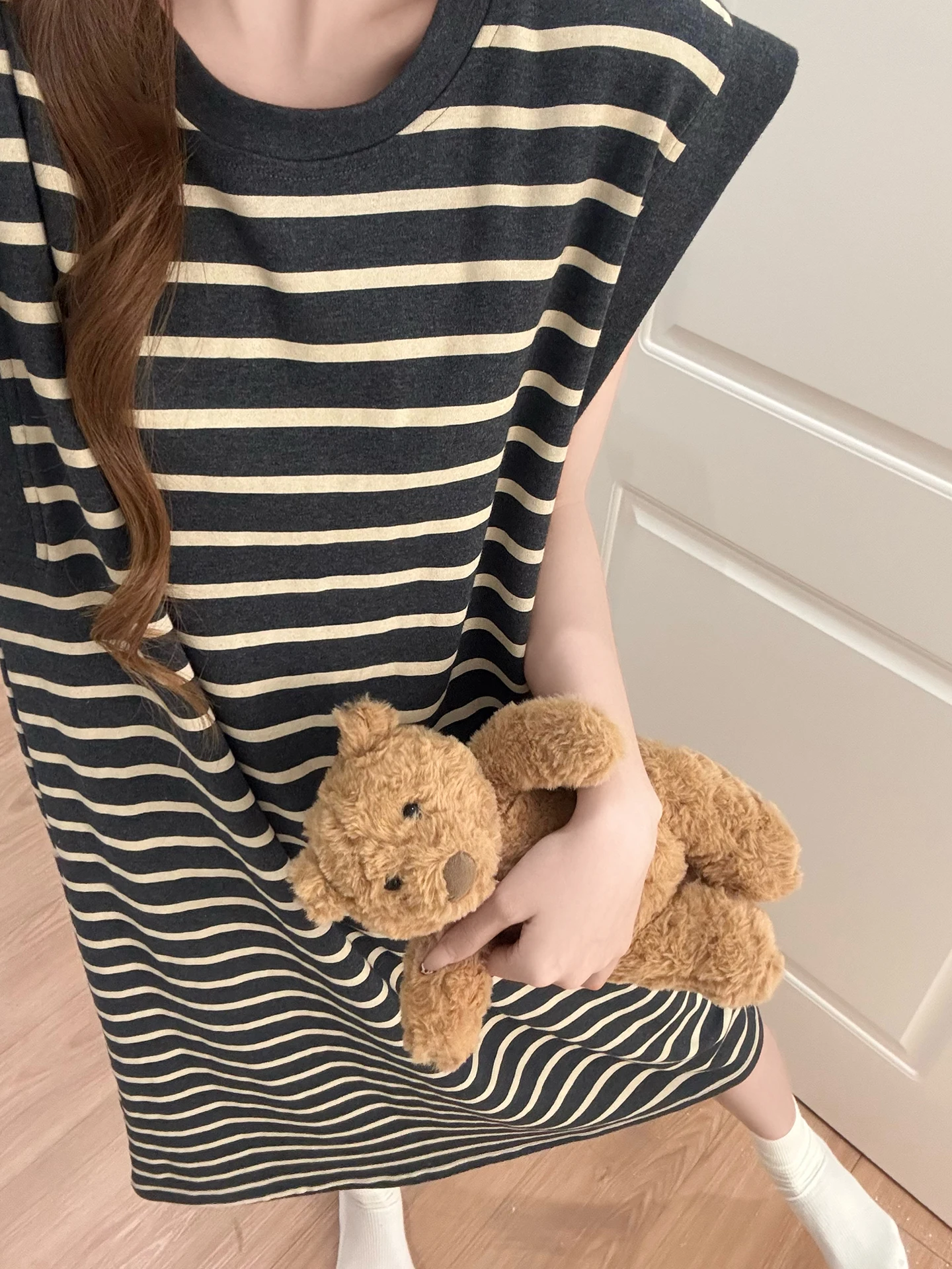 夏用ストライプ柄ノースリーブマタニティワンピース：シンプルで通気性の高いおしゃれな妊婦服