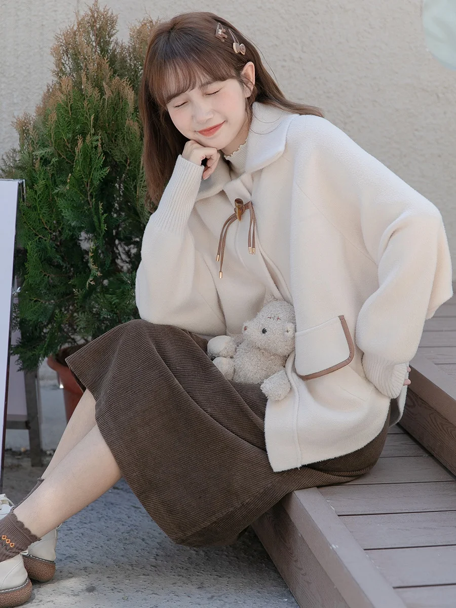 11月にコートを着る時期はいつ？短丈ウールコートが解決するリアルな悩み