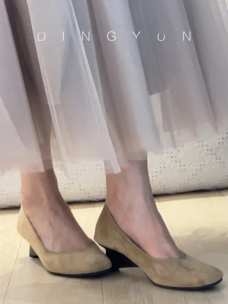 羊皮製低ヒールパンプス：通勤向けの足にやさしいデザイン重視モデル