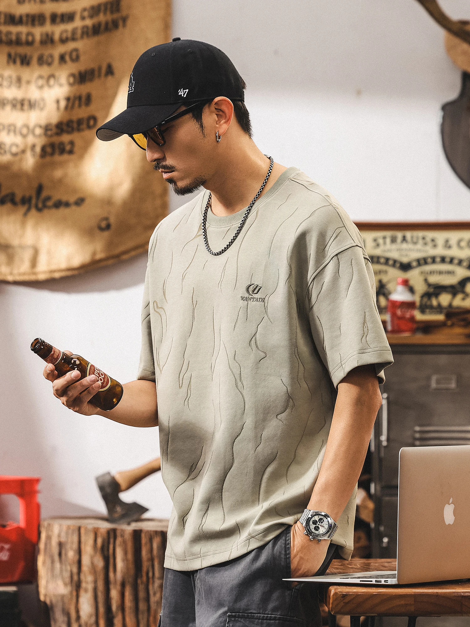 カットオフ tシャツを買うべきなのか？高街スタイルのレーザー焼きショートスリーブTシャツが解決する3つの理由