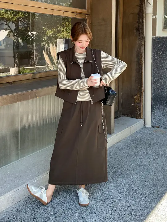 コーヒー色の韓国風ワークベストとスカート【春秋向け・おしゃれなOOTD】（セットアップ対応）