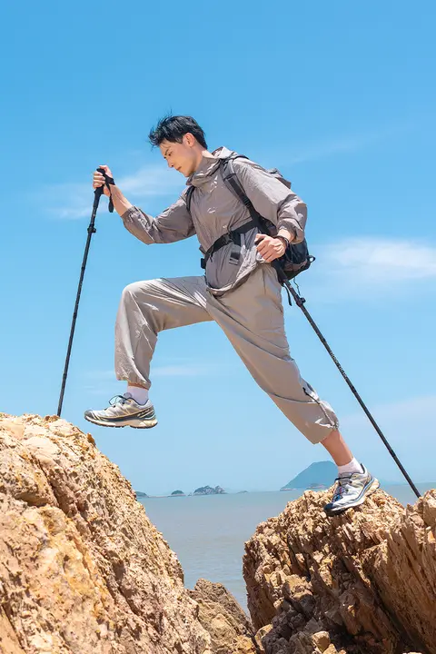 カーボンファイバー製 折りたたみ式登山杖【超軽量・伸縮可能・アウトドア用】