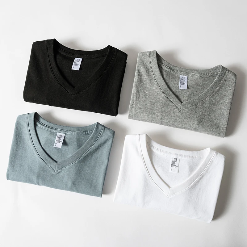 「Tシャツ形」で失敗しない着こなしは？VネックTシャツの選び方とアレンジのコツ
