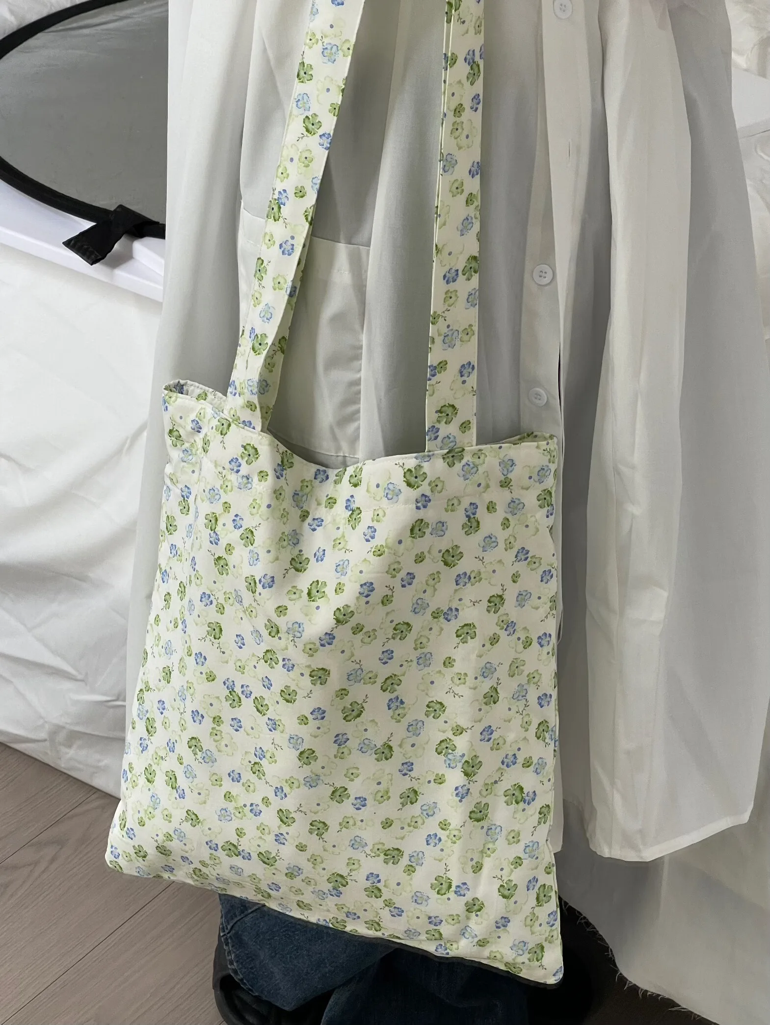 春夏用花柄キャンバストートバッグ：レトロスタイルで大容量を実現する学生向けショルダーバッグ