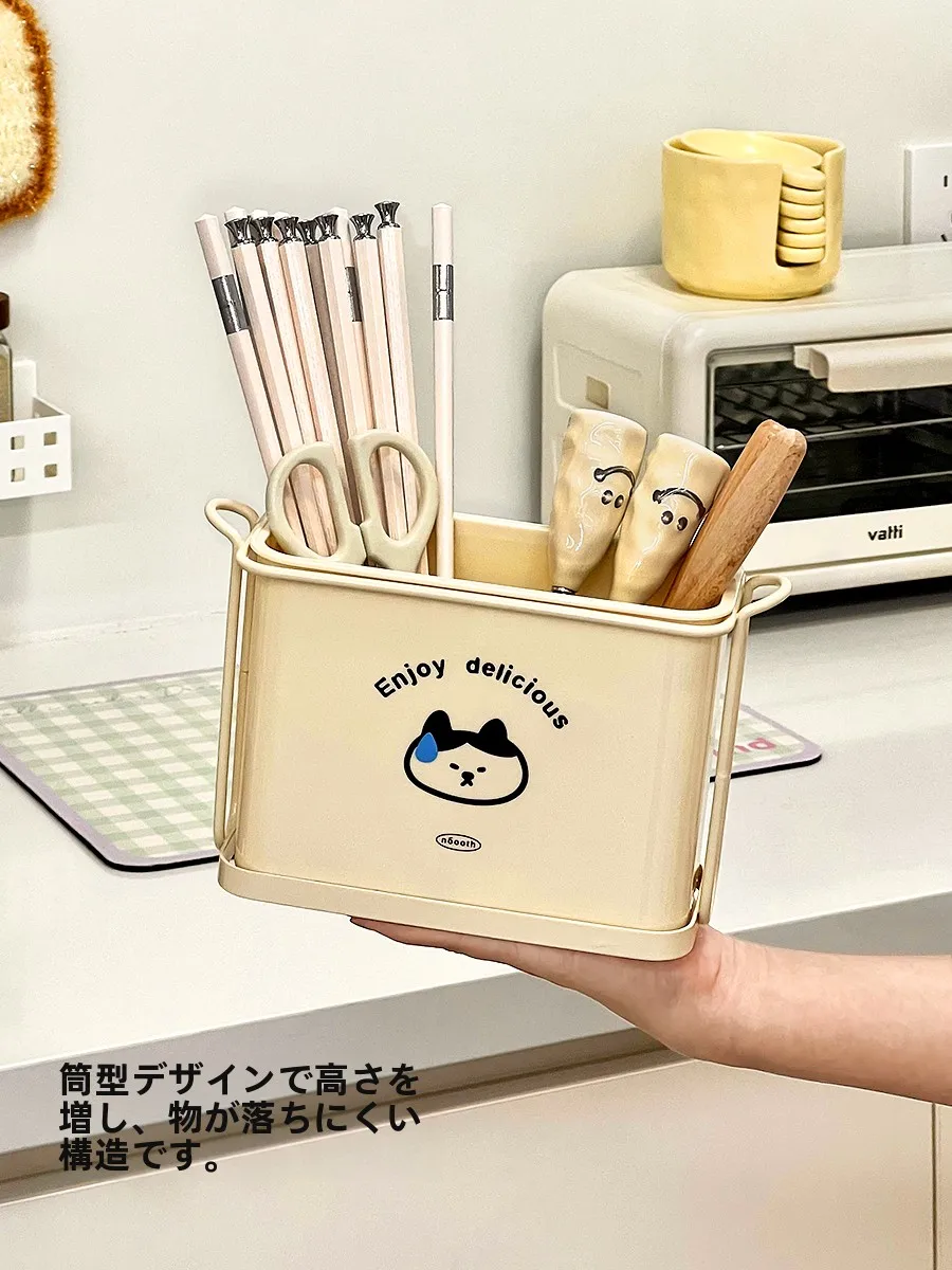おしゃれな壁掛け箸立て：キッチンで水切りと防カビ機能を実現