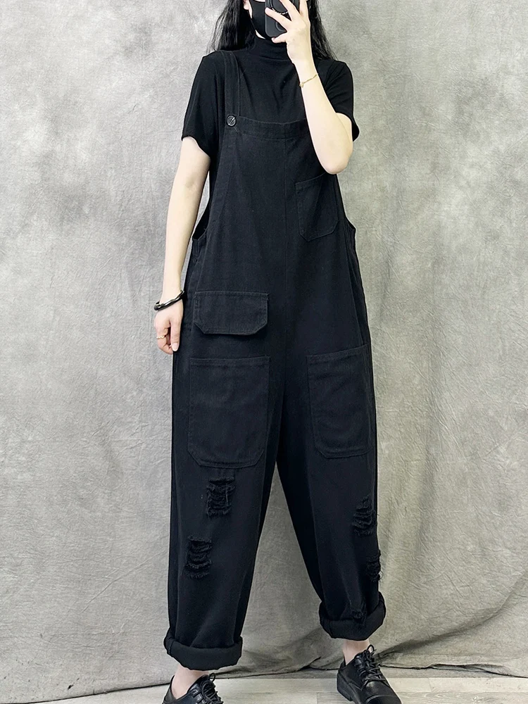 個性的デザインの破れ加工サロペットパンツ：田舎で着るおすすめのゆったりシルエットスタイル