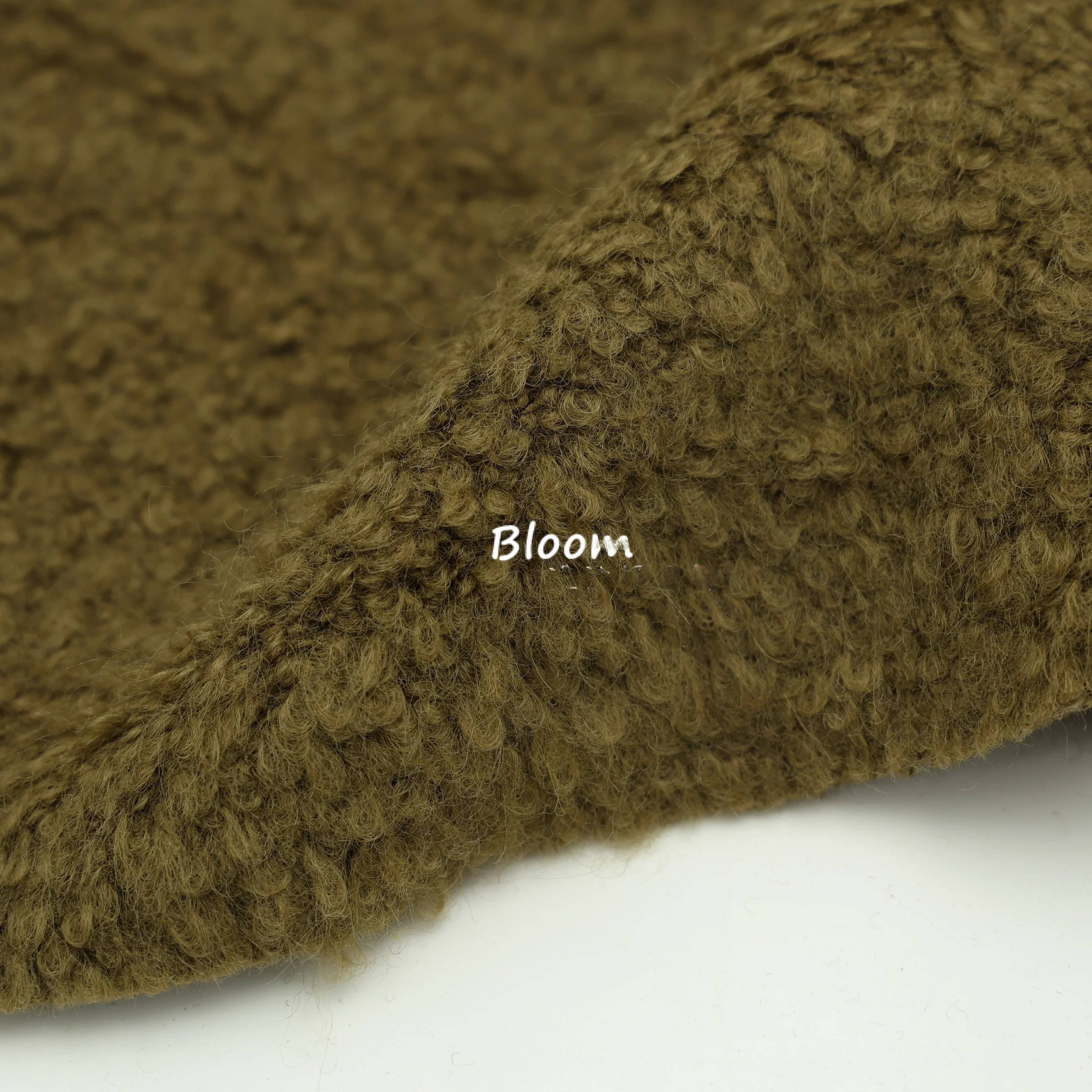 暗い苔色の立体感あるウール生地ケープコート：DIYで中国風秋冬アイテムを実現