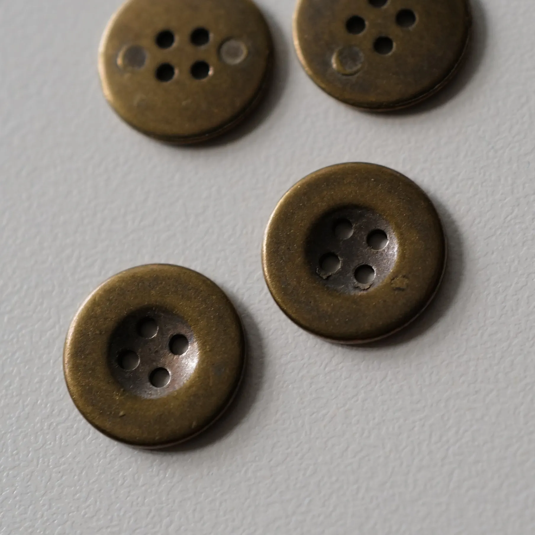 銅色微凹金属ボタン15mm：英国製の高耐久性とクラシックなデザイン