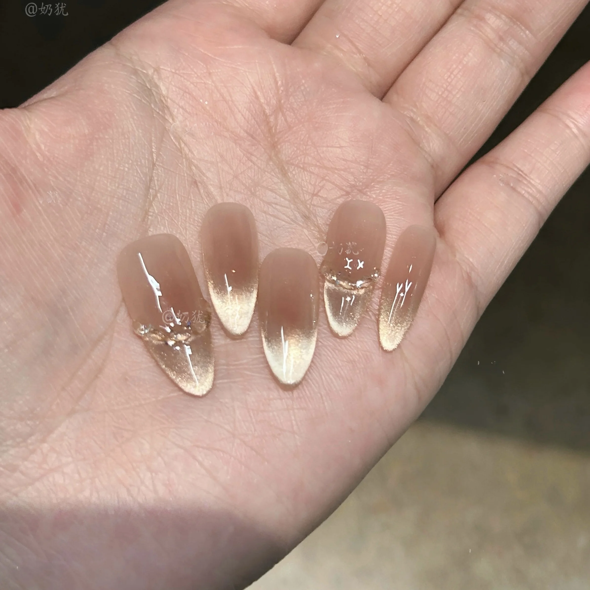 マニキュア キャンメイク で 失敗しない、今こそ選ぶべきラメ入りキャッツアイグラデーションは？