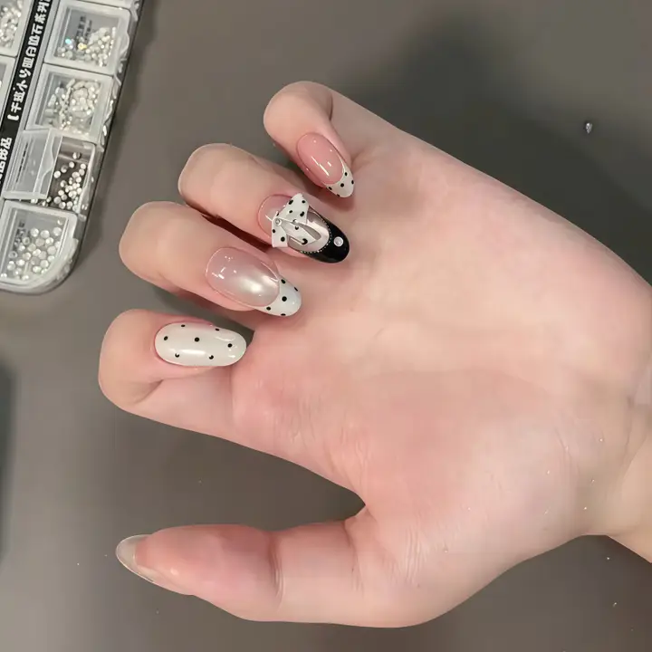 流れる色合いのリボンデザインドット模様の猫目ネイル【ハンドメイド・ショートタイプ】