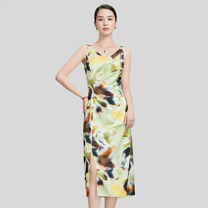 シンプルなデザインのキャミソールワンピース【サイドスリット・カーディガン付き・セットアップ対応】