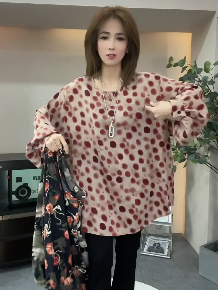 春にぴったりなドット柄ラウンドネック長袖ブラウス【フィット・軽やかデザイン】（セットアップ対応）