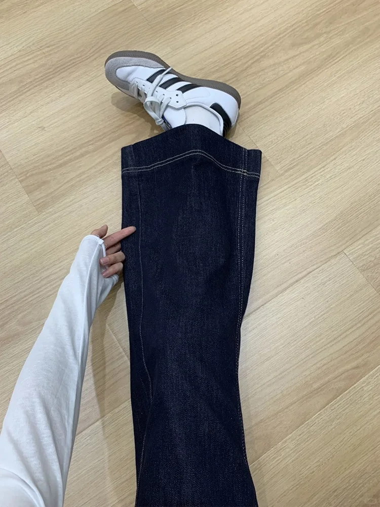 スニーカーとジーンズのバランスを取るには？深いブルーのデニムフレアパンツが解決するリアルな悩み