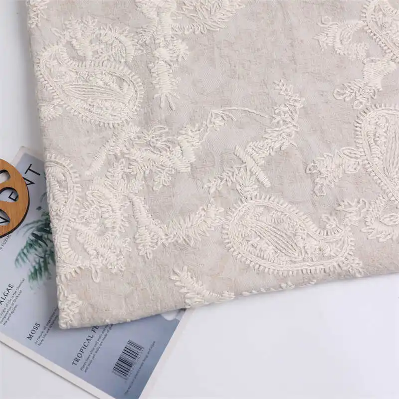 手刺繍風のカシューナッツ柄デザイン布地：ジャカード風混紡生地の実用性と特性
