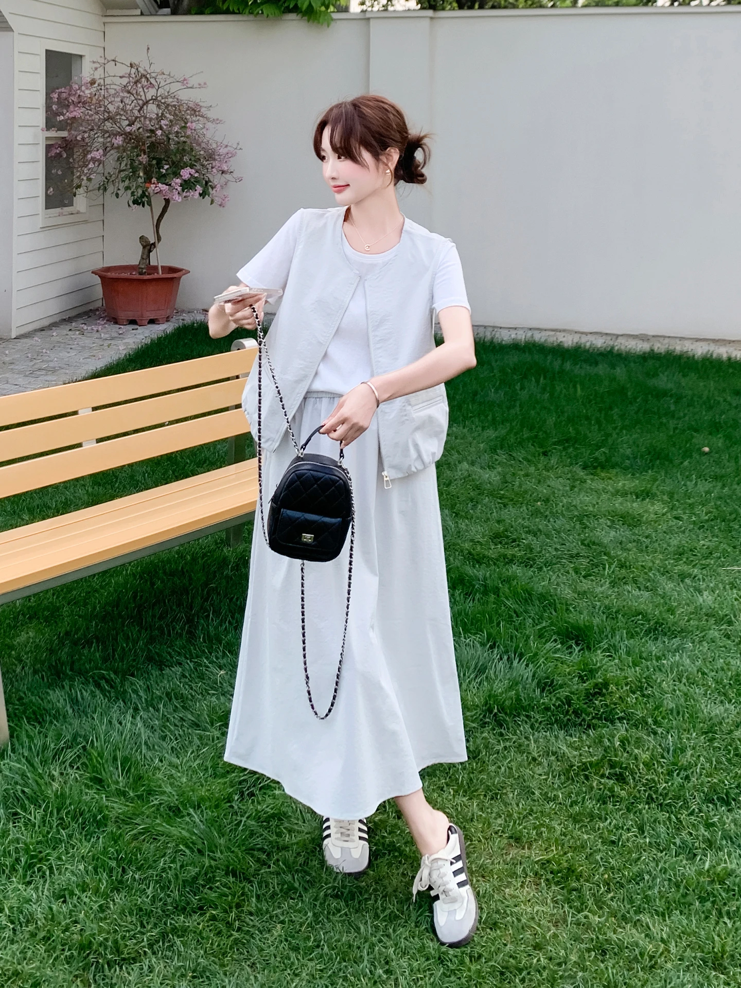 4月20度の服に合うシンプルで高級感のあるベストシャツとフレアスカートセットアップの選び方